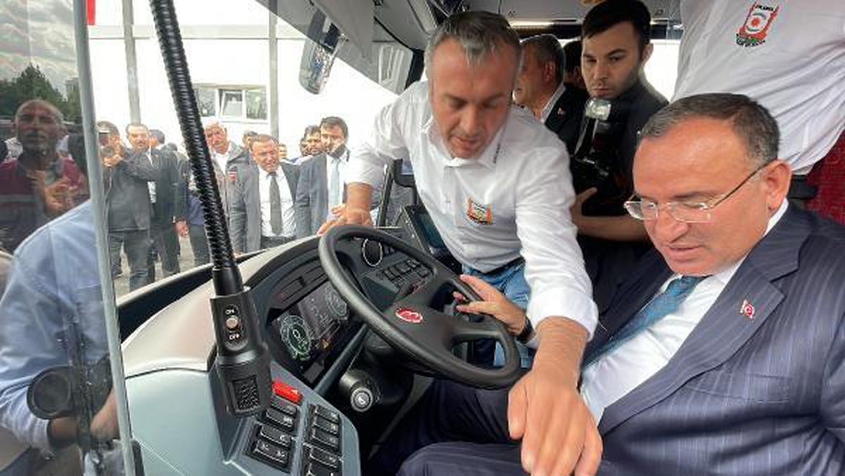 Adalet Bakanı Bozdağ: Türkiye\'nin geleceğini terör örgütleri değil Şanlıurfalıların oyları belirleyecek