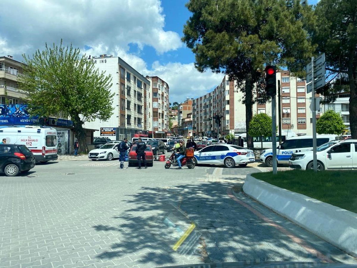 Balıkesir Edremit\'te Otomobil ve Motosiklet Çarpıştı: 1 Yaralı