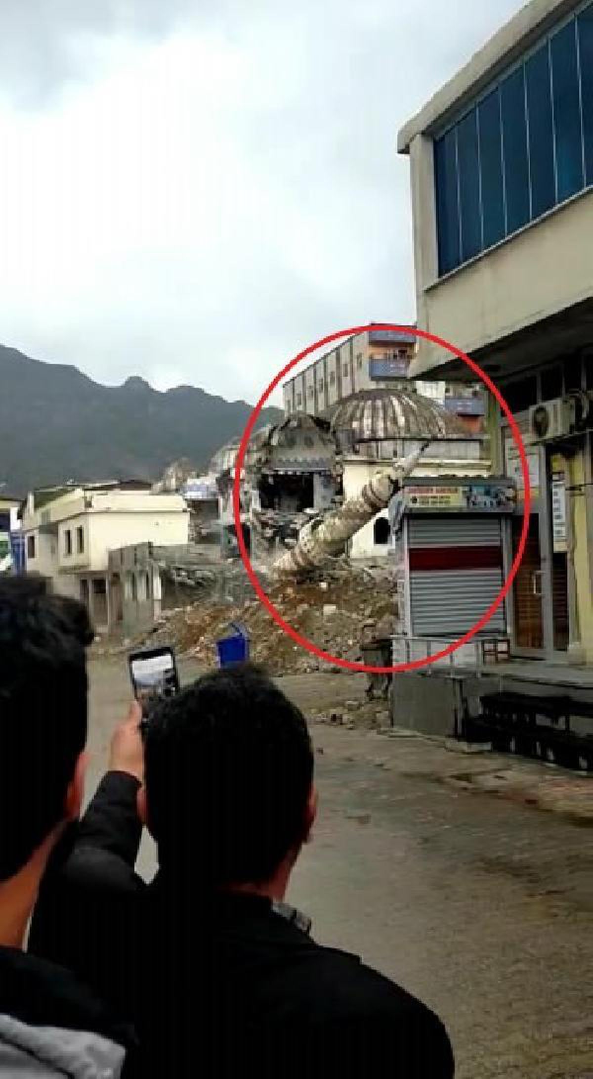 Batman'da 40 yıllık cami ve minaresi yenilenmek üzere kontrollü olarak yıkıldı