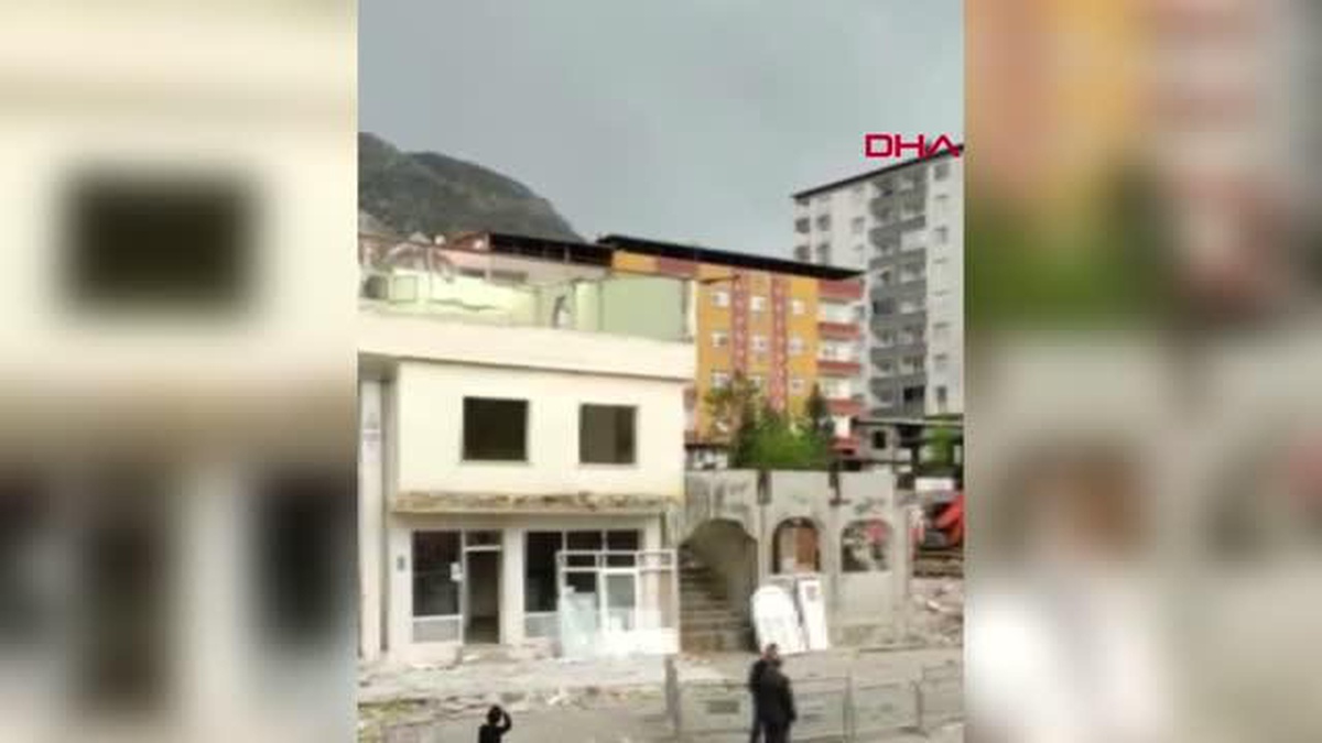 Batman\'da 40 Yıllık Cami ve Minare Yenilenmek Üzere Kontrollü Olarak Yıkıldı