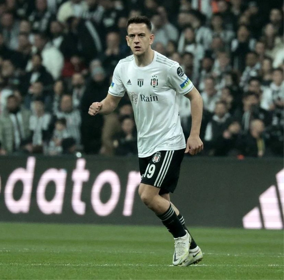 Beşiktaş forması giyen Amir Hadziahmetovic kaza geçirdi