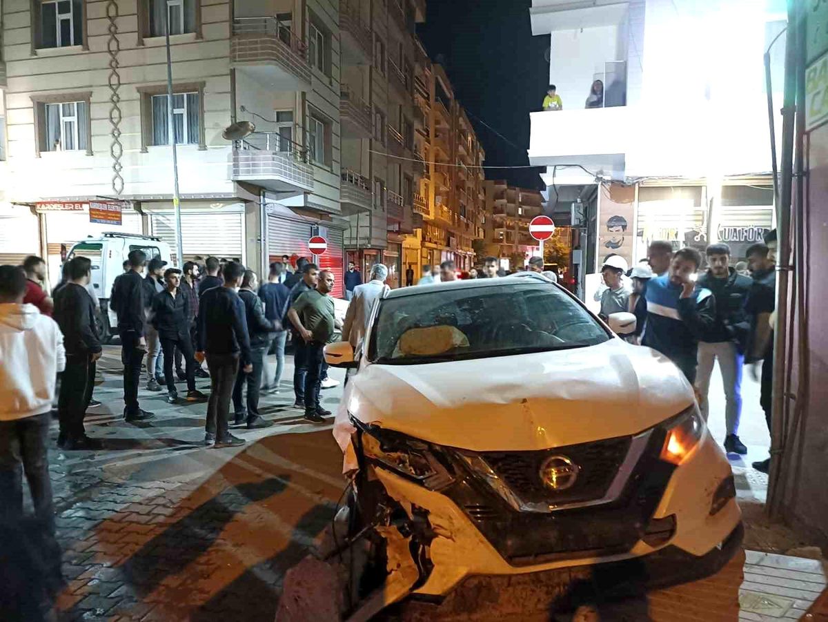 Diyarbakır\'da Kafa Kafaya Çarpışan Otomobillerde Maddi Hasar Meydana Geldi