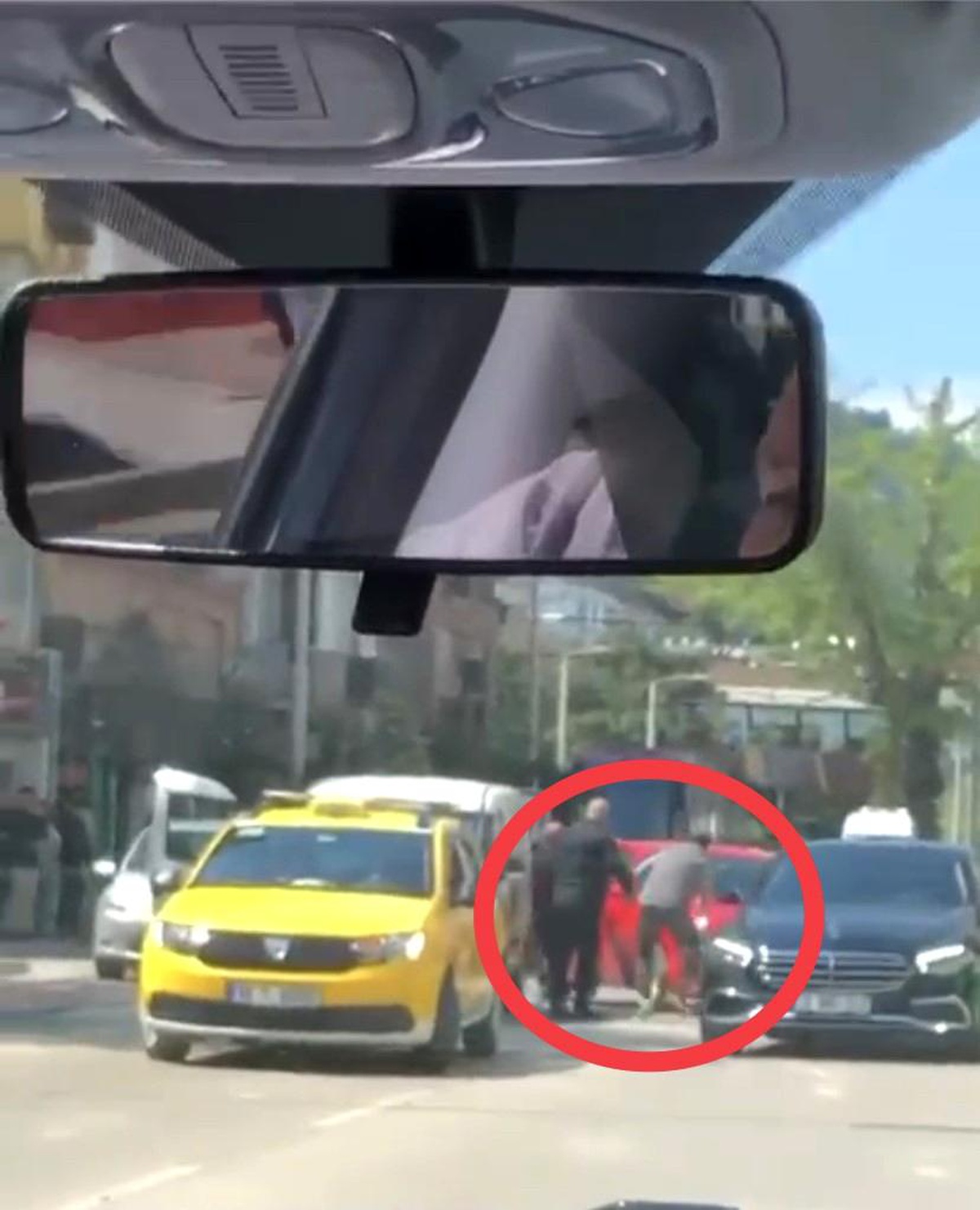 Bursa\'da Yol Vermeme Kavgası Kameralara Yansıdı