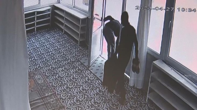 Camiye giren hırsızların rahatlığı pes dedirtti Camiye giren hırsızların rahatlığı pes dedirtti