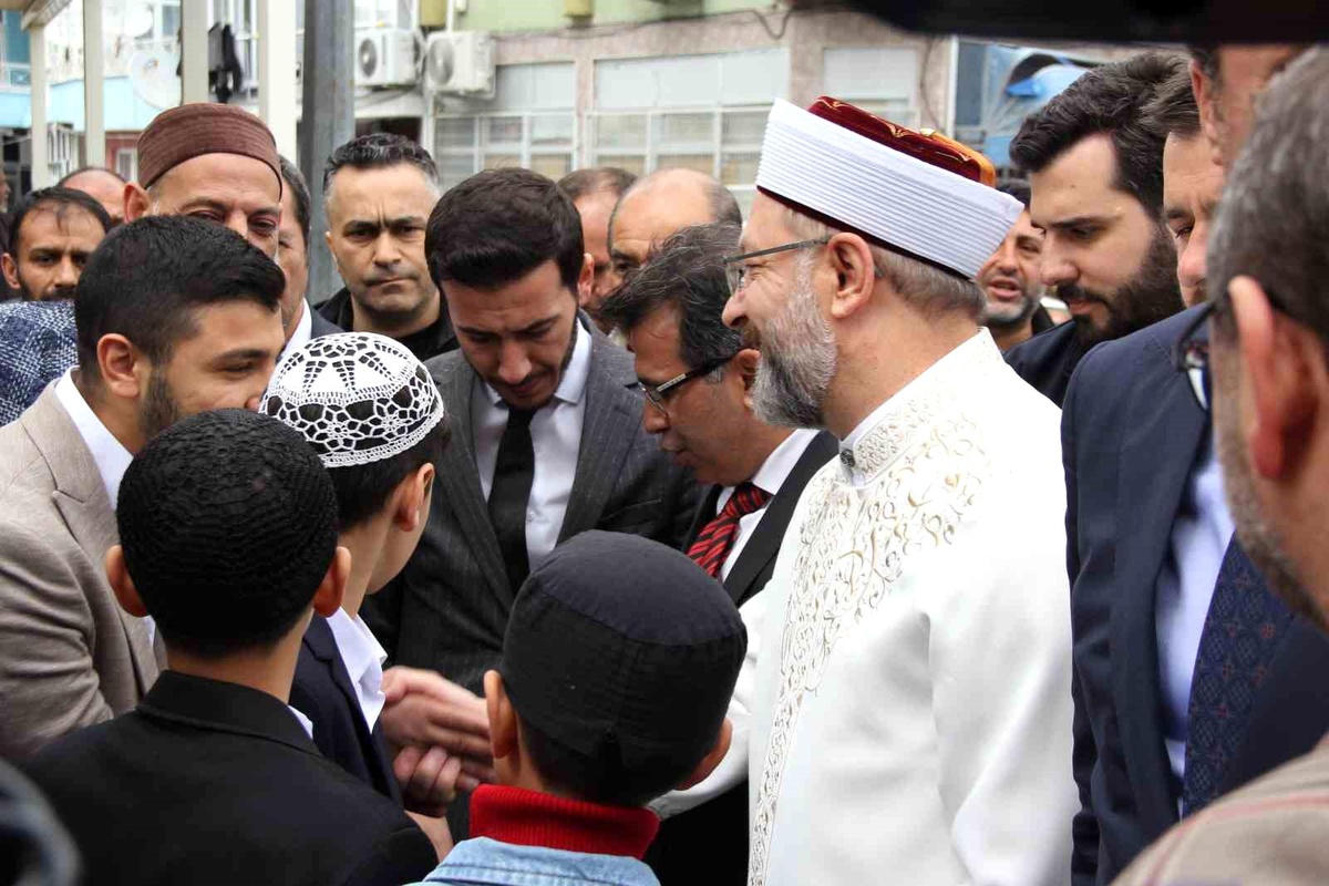 Diyanet İşleri Başkanı Ali Erbaş Roman Vatandaşlarla Umre Programında Buluştu