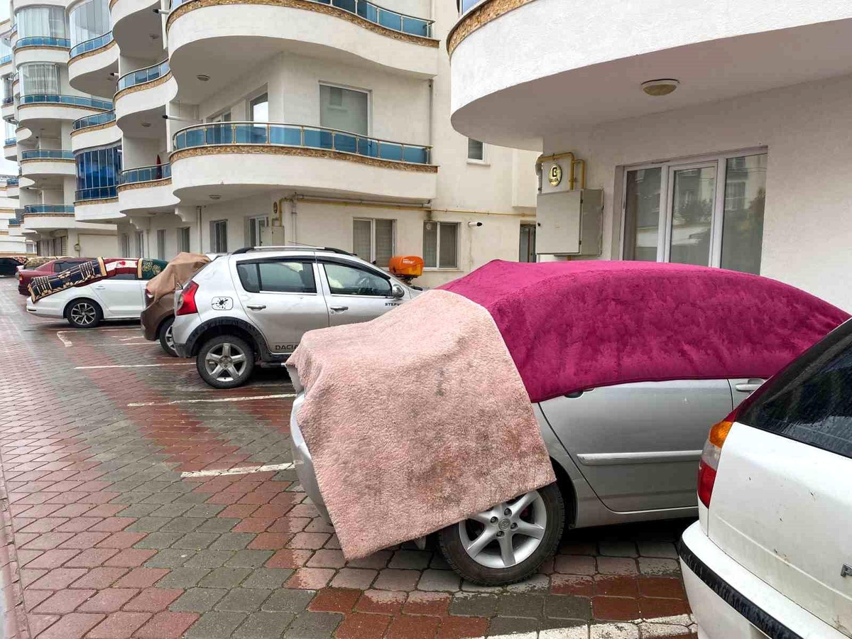 Kastamonu\'da Yağış Uyarısı: Araçlar Battaniye ve Yorganla Korundu
