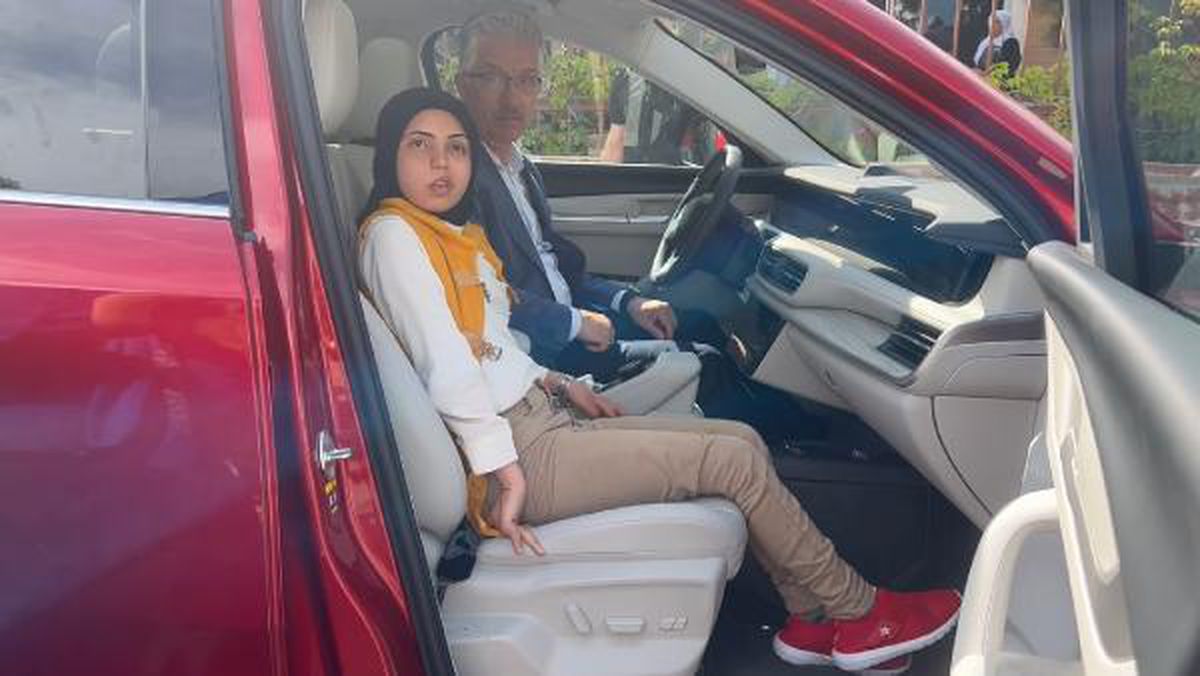 Adalet Bakanı Bekir Bozdağ, fiziksel engelli Emine Dağ\'a Toggu turu attırdı