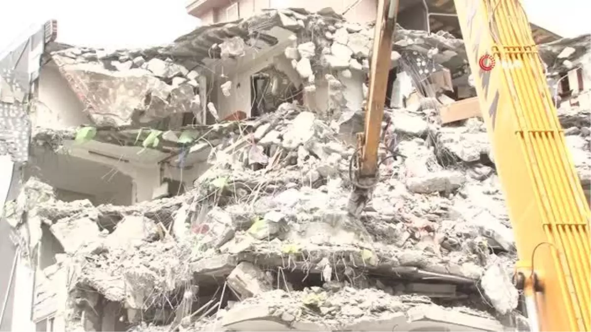 Adıyaman\'da Enkaz Kaldırma Tamamlandı, Ağır Hasarlı Binalar Yıkılıyor