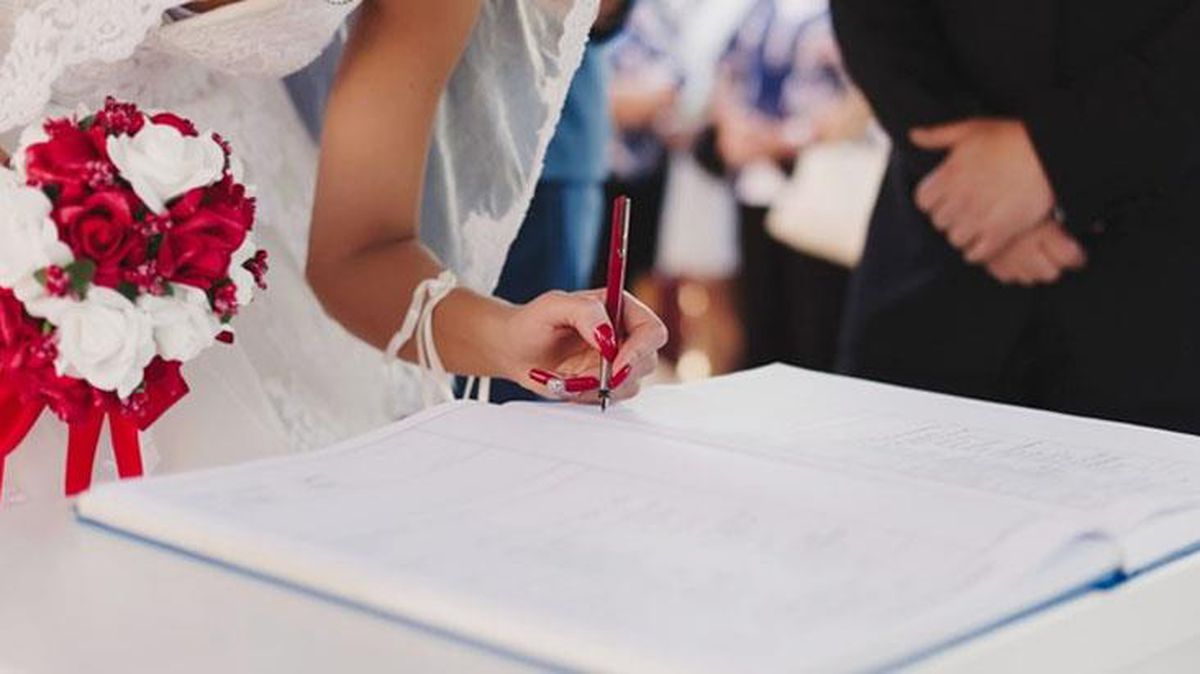 Evlenen kadın, eğer isterse evlenmeden önceki soyismini tek başına kullanmaya devam edebilecek
