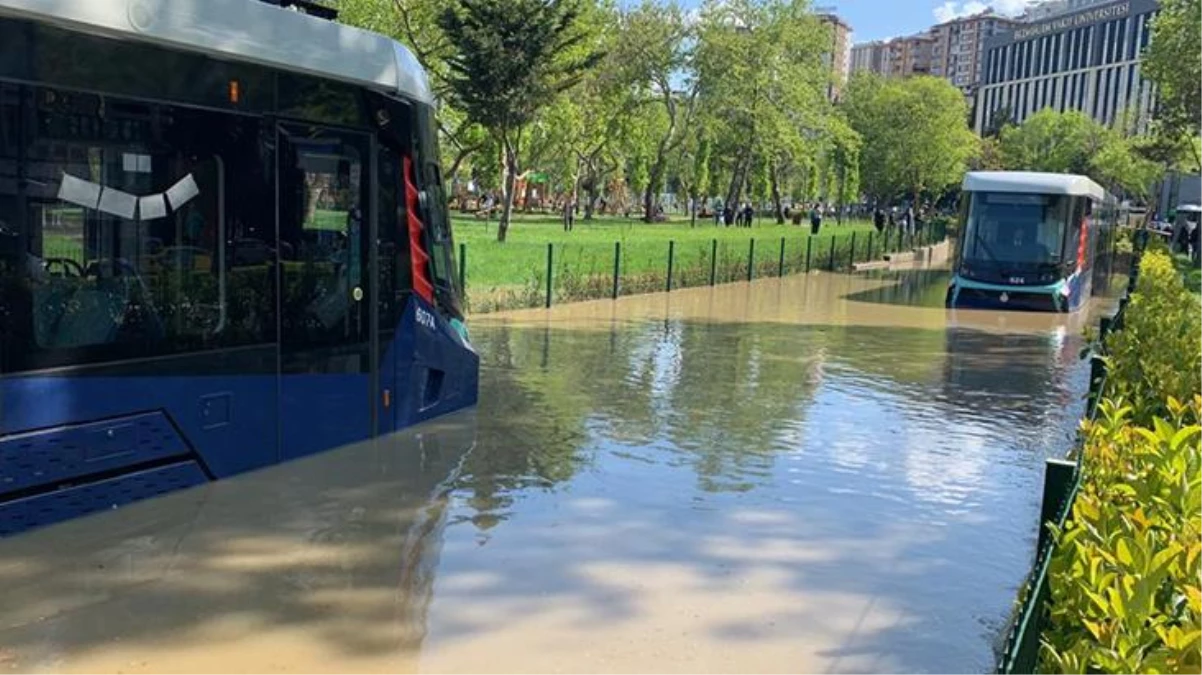 Su borusu patlaması sonucu Tramvay yolu suyla doldu