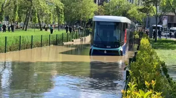 Eyüpsultan'da su borusu patladı, tramvaylar mahsur kaldı