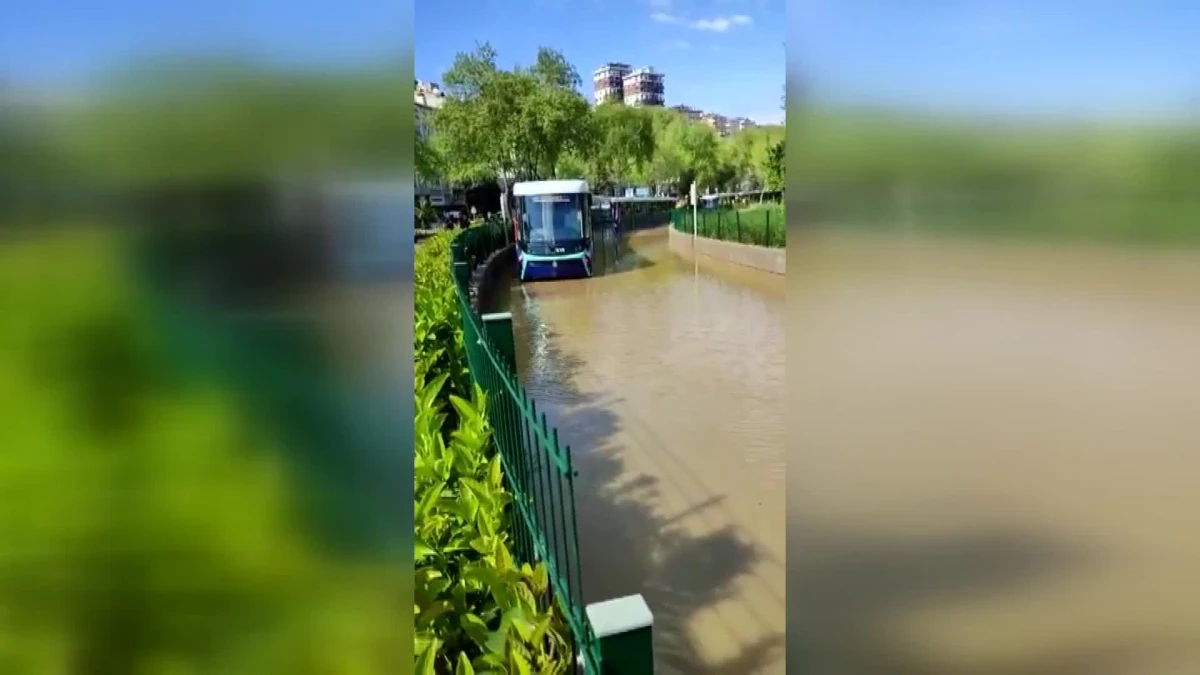 Eyüpsultan\'da İSKİ\'ye ait isale hattı patladı, tramvay yolu su altında kaldı