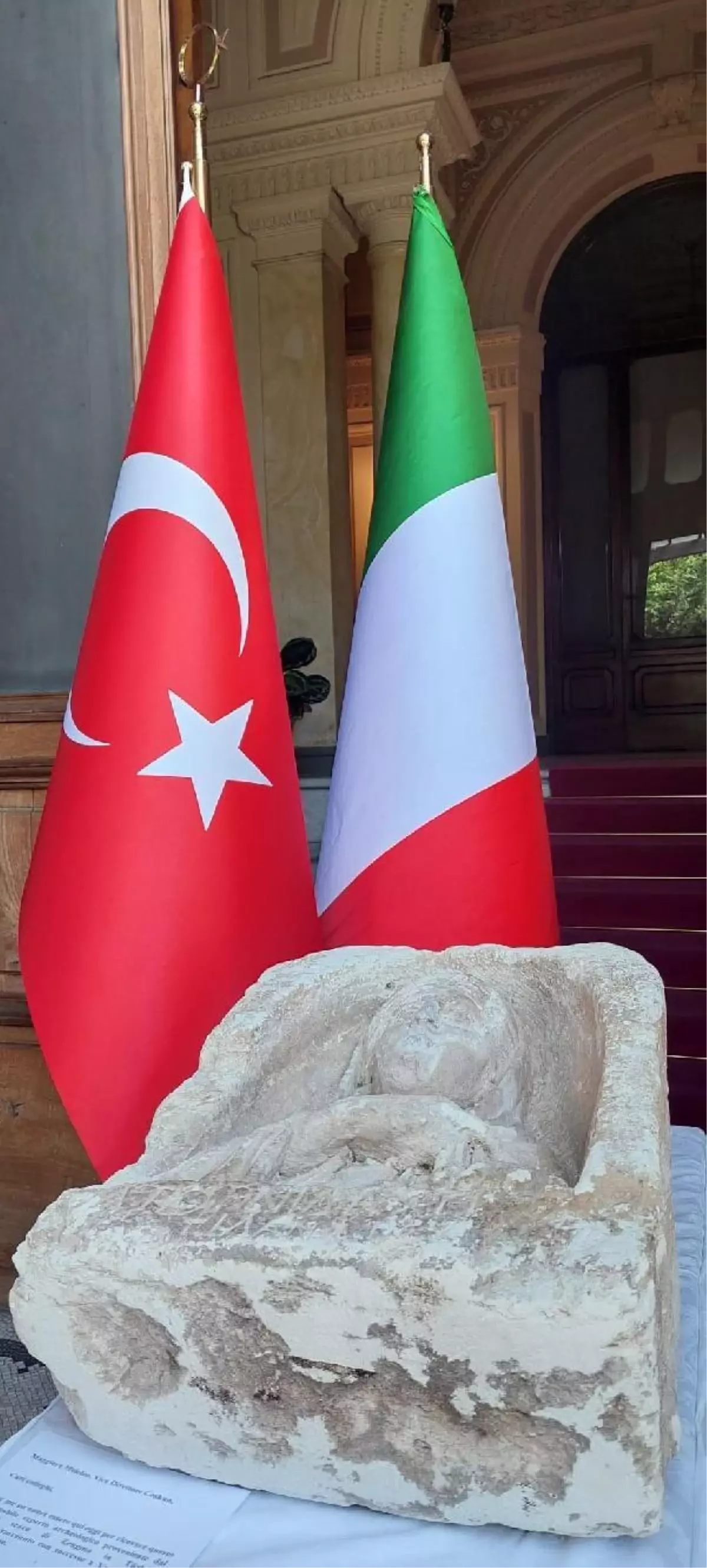 Satornilanın Dönüş Yolculuğu: İtalya\'dan Teslim Alınan Tarihi Mezar Taşı