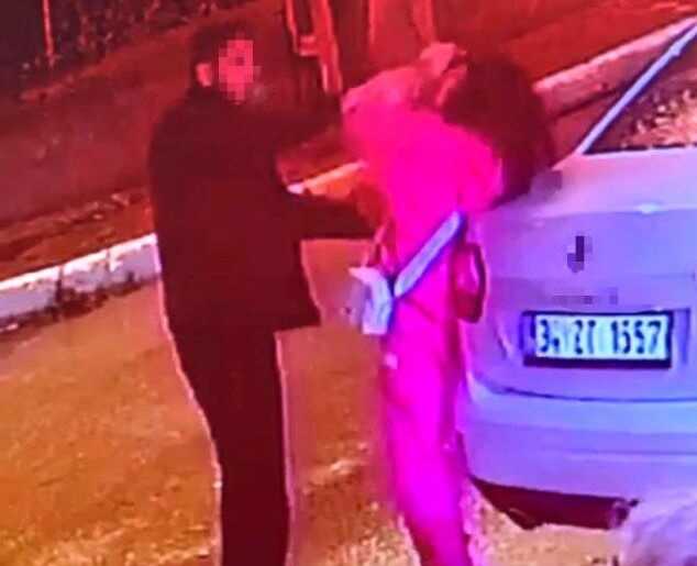 Genç kızın tekme tokat dayak yediği anları çevredekiler film izler gibi izledi Genç kızın tekme tokat dayak yediği anları çevredekiler film izler gibi izledi