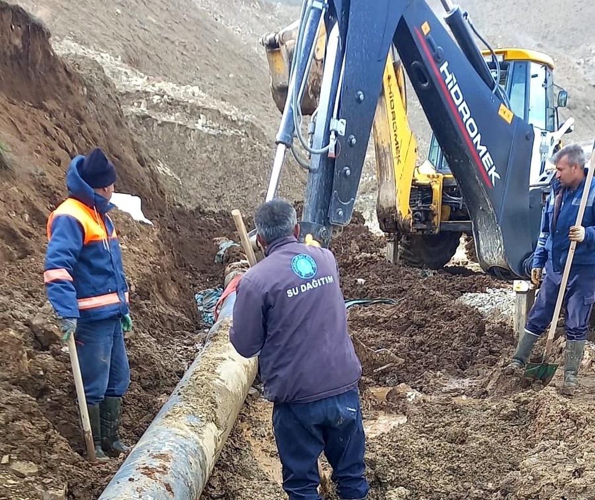 Hakkari\'de Berçelan Yaylası\'nda Yaşanan Toprak Kayması Sonucu İçme Suyu Şebekesi Onarıldı