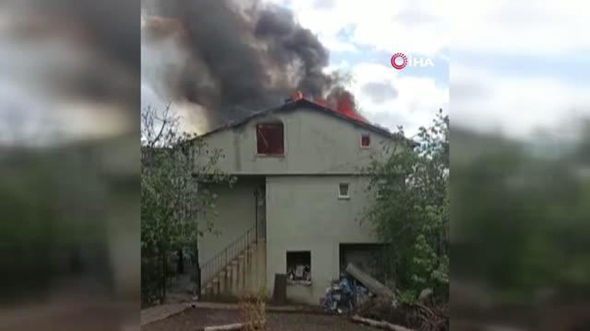 Kocaeli'de İki Katlı Binanın Çatısı Alev Alev Yandı: 30 Bin TL'lik Birikimi Kül Oldu
