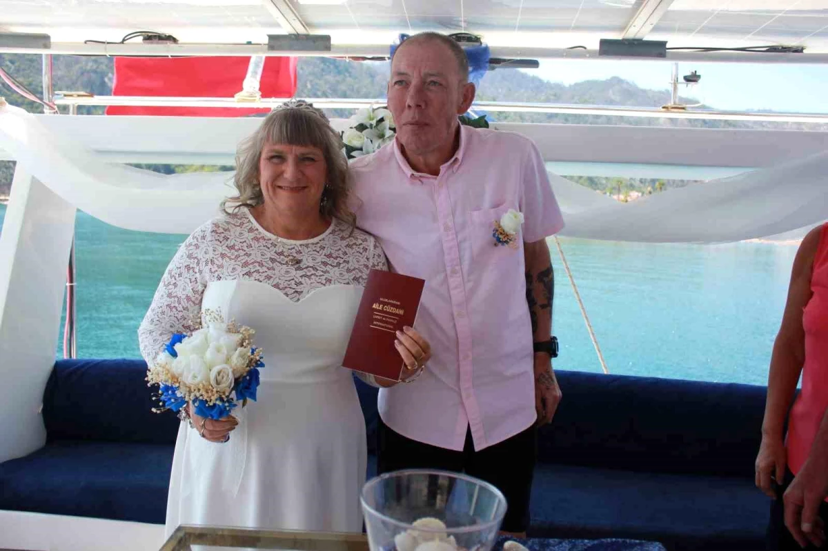 İngiliz Çift Marmaris\'te Teknede Evlendi