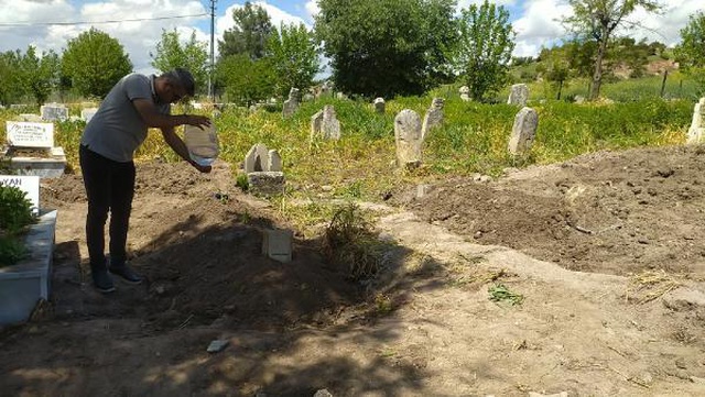 Depremden sonra yalnız kalmışlardı! İntihar eden baba ile vurduğu kızı yan yana toprağa verildi Depremden sonra yalnız kalmışlardı! İntihar eden baba ile vurduğu kızı yan yana toprağa verildi