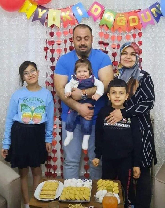 Depremden sonra yalnız kalmışlardı! İntihar eden baba ile vurduğu kızı yan yana toprağa verildi Depremden sonra yalnız kalmışlardı! İntihar eden baba ile vurduğu kızı yan yana toprağa verildi