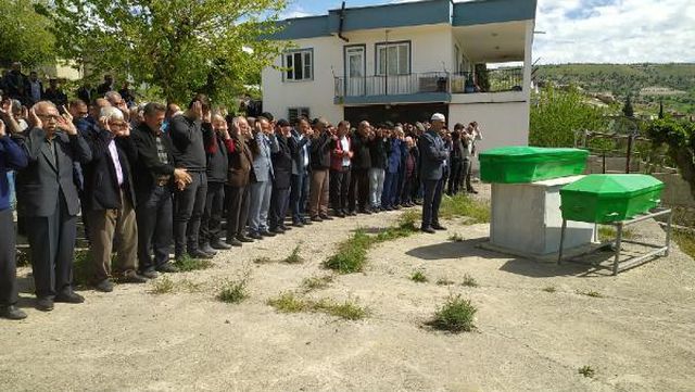 Depremden sonra yalnız kalmışlardı! İntihar eden baba ile vurduğu kızı yan yana toprağa verildi Depremden sonra yalnız kalmışlardı! İntihar eden baba ile vurduğu kızı yan yana toprağa verildi