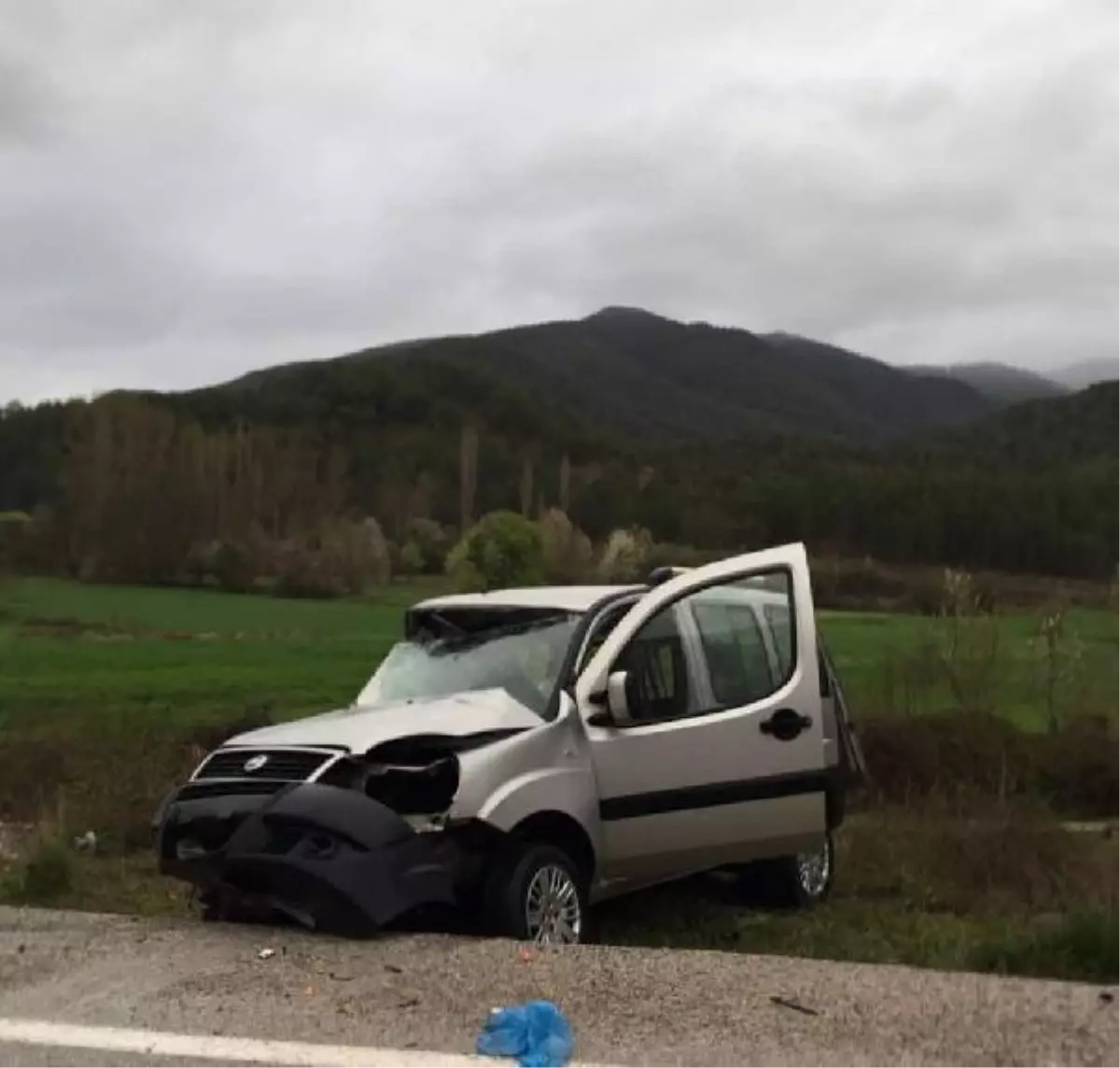 Nallıhan\'da Minibüs ile Hafif Ticari Araç Çarpıştı: 2 Ölü, 17 Yaralı