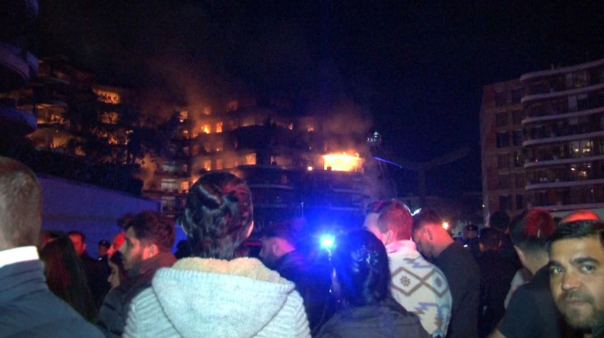 İzmir Narlıdere\'deki Folkart Sitesinde Yangın Çıktı