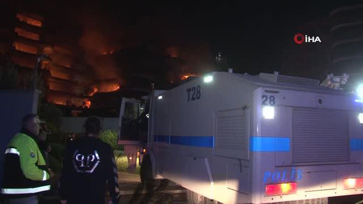 İzmir'de Folkart Sitesinde büyük yangın devam ediyor
