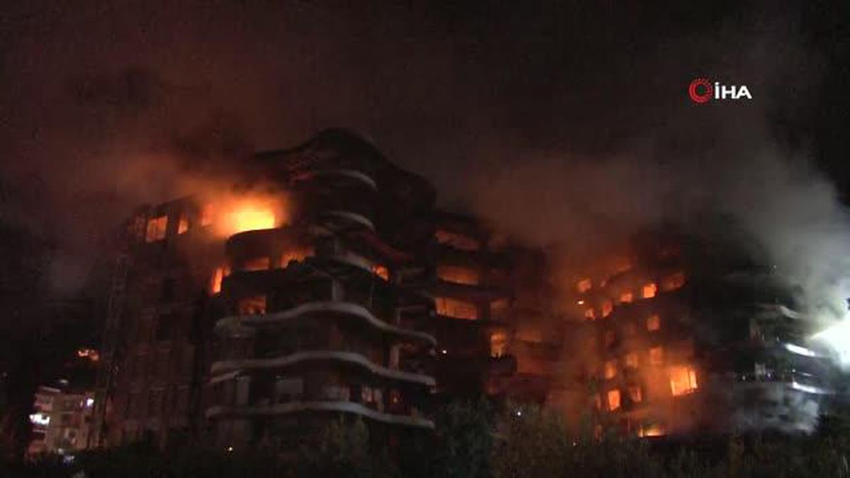 İzmir'de Folkart Sitesinde büyük yangın devam ediyor