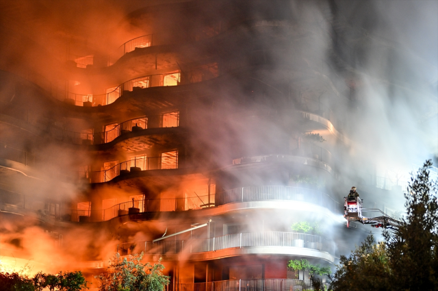 İzmir'de sitede çıkan yangını misafir fark etmiş