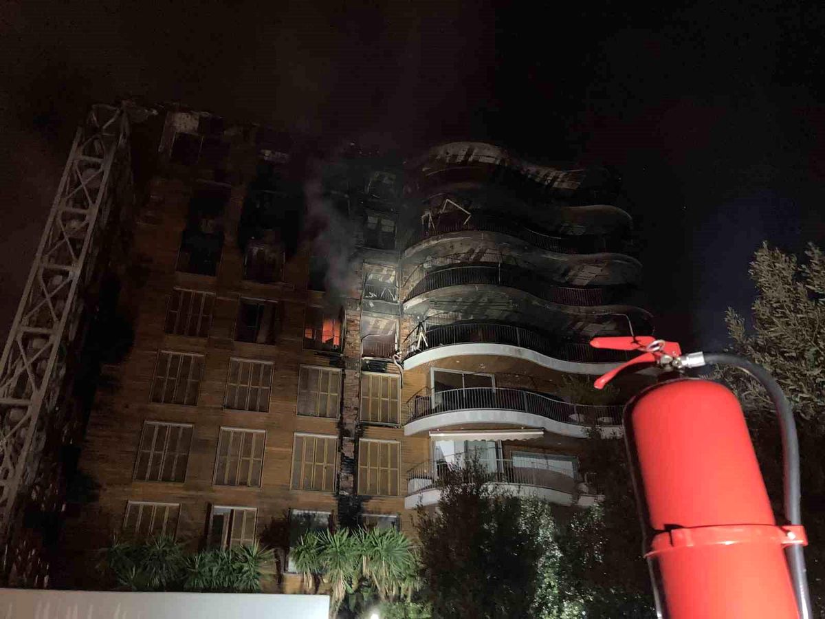 İzmir Narlıdere\'deki 8 katlı sitede çıkan yangın kontrol altına alındı