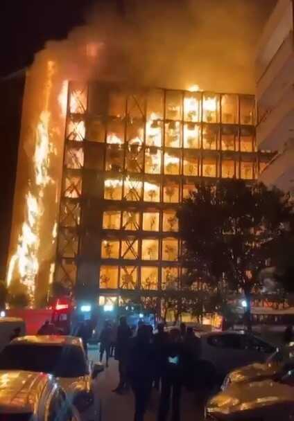 İzmir Narlıdere'deki site yangınının acı yüzü gün aydınlanınca ortaya çıktı İzmir Narlıdere'deki site yangınının acı yüzü gün aydınlanınca ortaya çıktı