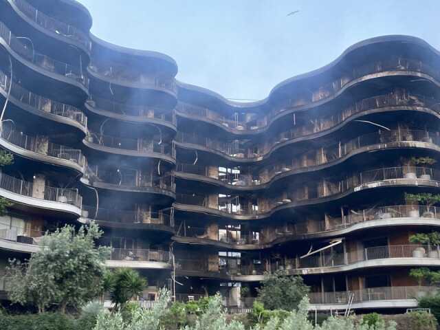İzmir Narlıdere'deki site yangınının acı yüzü gün aydınlanınca ortaya çıktı İzmir Narlıdere'deki site yangınının acı yüzü gün aydınlanınca ortaya çıktı