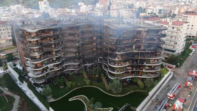 İzmir Narlıdere'deki site yangınının acı yüzü gün aydınlanınca ortaya çıktı İzmir Narlıdere'deki site yangınının acı yüzü gün aydınlanınca ortaya çıktı