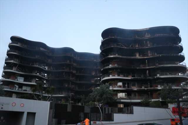İzmir Narlıdere'deki site yangınının acı yüzü gün aydınlanınca ortaya çıktı İzmir Narlıdere'deki site yangınının acı yüzü gün aydınlanınca ortaya çıktı