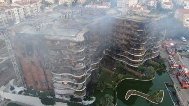 İzmir Narlıdere'deki site yangınının acı yüzü gün aydınlanınca ortaya çıktı İzmir Narlıdere'deki site yangınının acı yüzü gün aydınlanınca ortaya çıktı