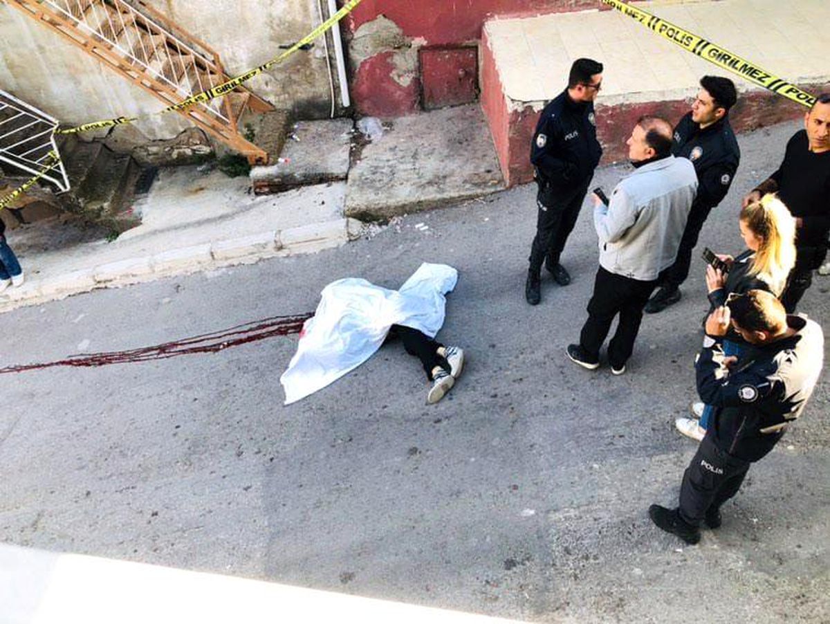 İzmir\'de Boşanma Aşamasındaki Karısını Sokak Ortasında Öldüren Zanlı Teslim Oldu