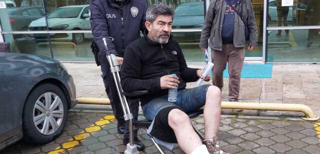 Kendilerine çarpan kamyona ateş edince yanlışlıkla kendi arkadaşı olan kadını öldürdü Kendilerine çarpan kamyona ateş edince yanlışlıkla kendi arkadaşı olan kadını öldürdü