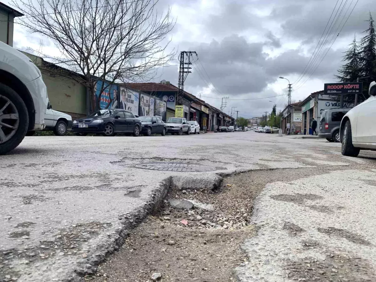 Eskişehir Küçük Sanayi Bölgesi Esnafı Bozuk Yollardan Şikayetçi