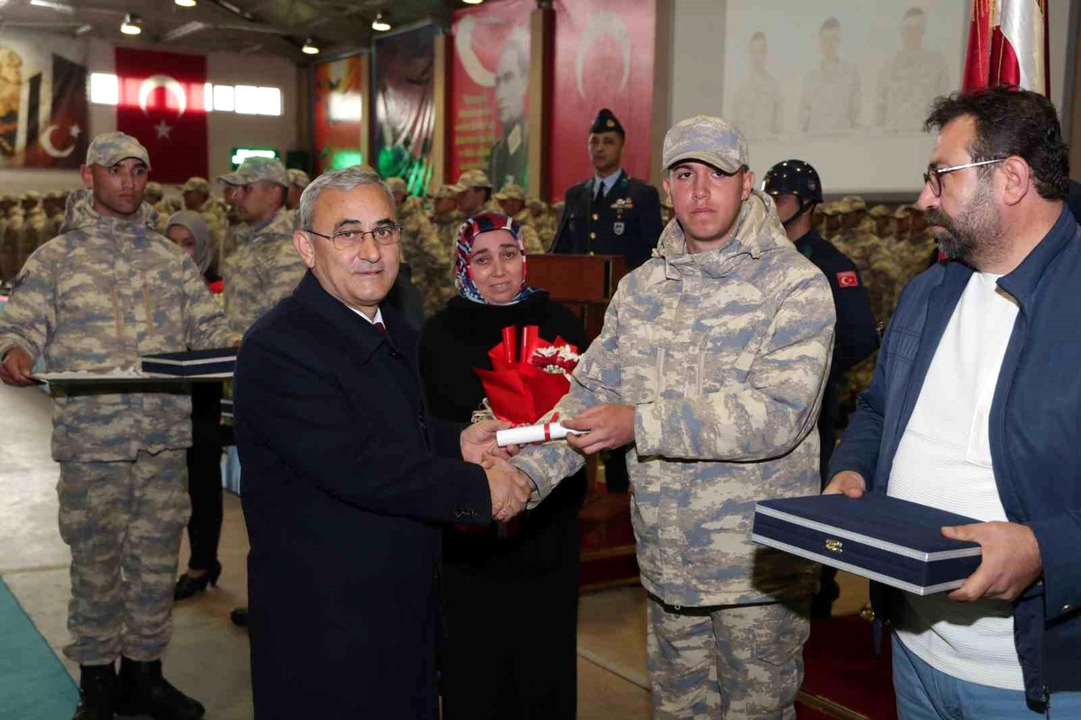 Kütahya Belediye Başkanı Alim Işık, 900 Askerin Yemin Törenine Katıldı