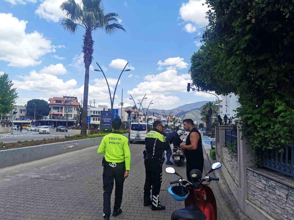 Marmaris\'te Motosiklet Denetimleri Devam Ediyor