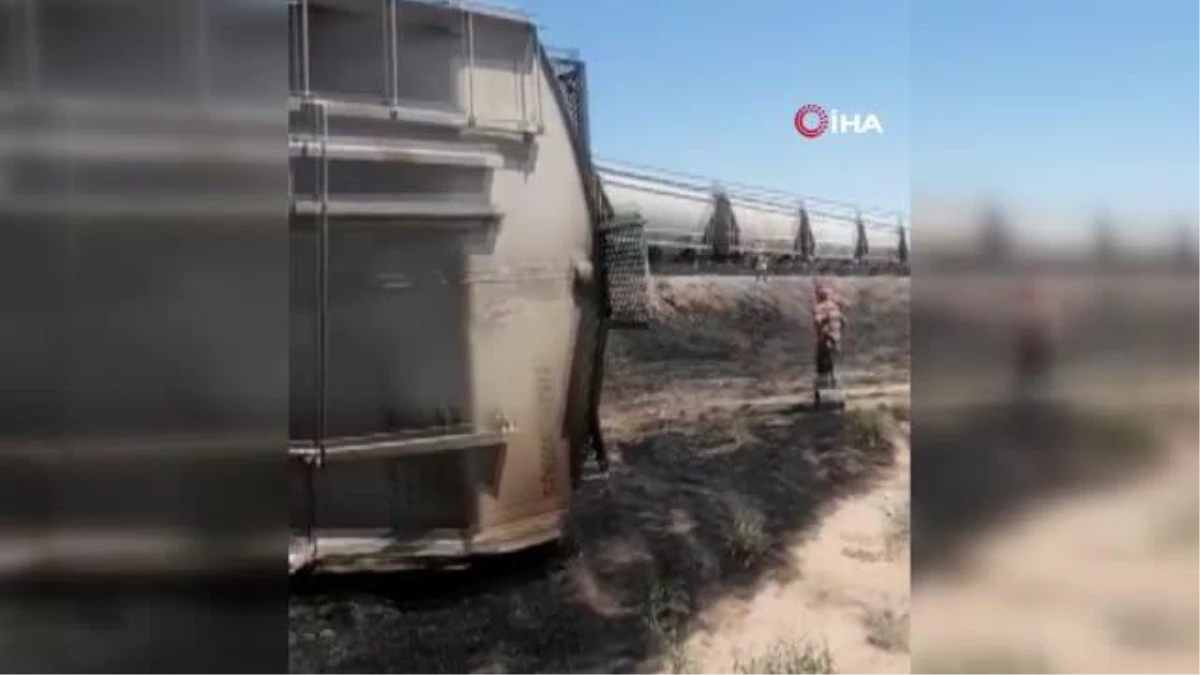 Meksika\'da yük treni raydan çıktı, çalılık alan alev aldı