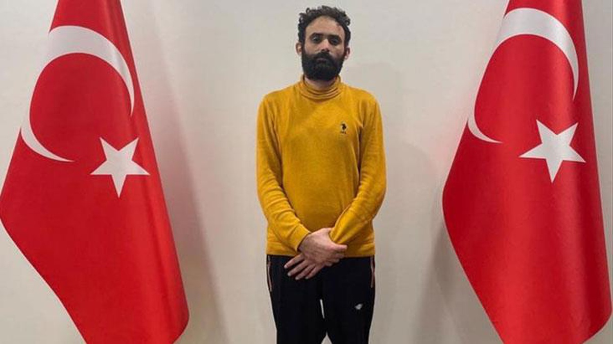 Firari PKK\'lı terörist Rasim Akyol\'u yurt dışında yakalayan MİT, Türkiye\'ye getirdi