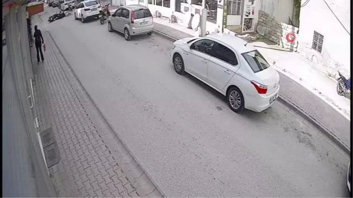 Burdur\'da Motosikletin Çarptığı Bisiklet Kazası Kamerada