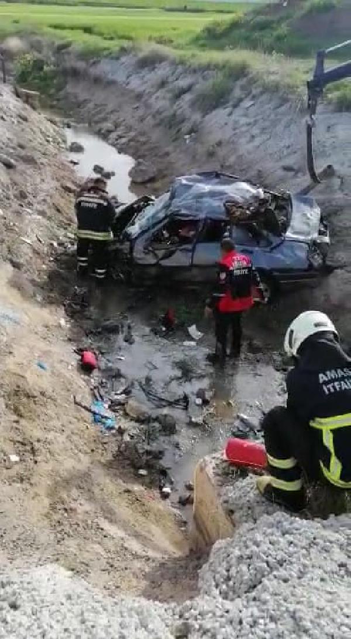 Amasya\'da Otomobil Sulama Kanalına Devrildi: 2 Ölü, 1 Yaralı
