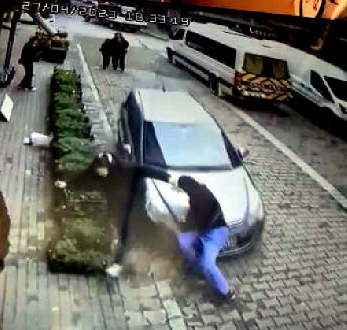 Avcılar\'da sürücü kayan aracının altında kalarak yaralandı