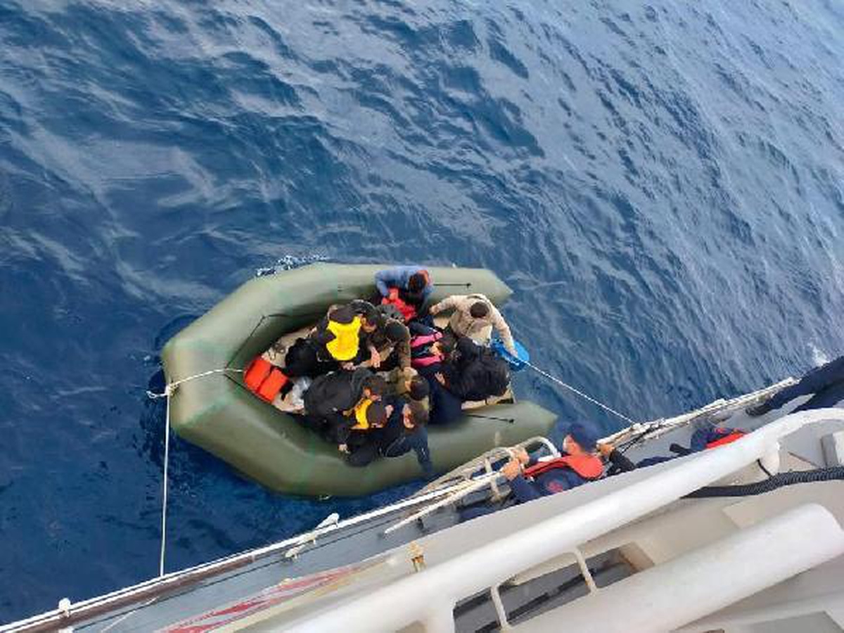 Sahil Güvenlik, 18 olayda 602 kaçak göçmen ve 3 kaçakçı yakaladı