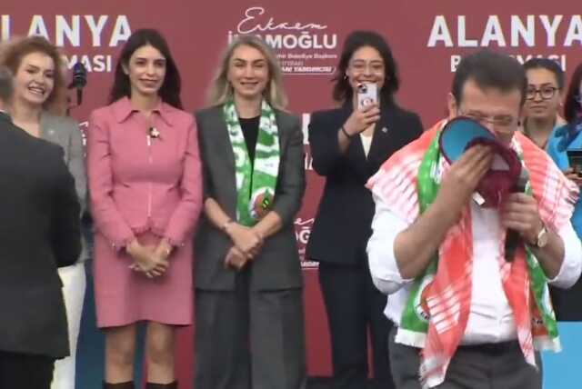 Sahneye atılan Trabzonspor şapkasını öpen Ekrem İmamoğlu'ndan bomba cevap: Oğlum bu yere atılır mı? Sahneye atılan Trabzonspor şapkasını öpen Ekrem İmamoğlu'ndan bomba cevap: Oğlum bu yere atılır mı?