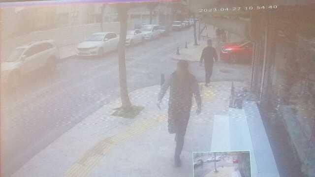 Seçmen bilgi kağıdı dağıtan muhtar, sokak köpeklerinin saldırısına uğradı Seçmen bilgi kağıdı dağıtan muhtar, sokak köpeklerinin saldırısına uğradı