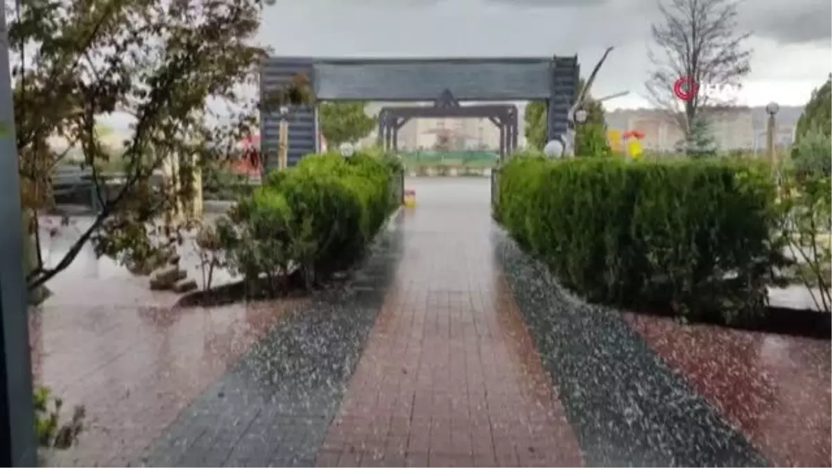 Şarkışla'da Dolu Yağışı Hayatı Olumsuz Etkiledi