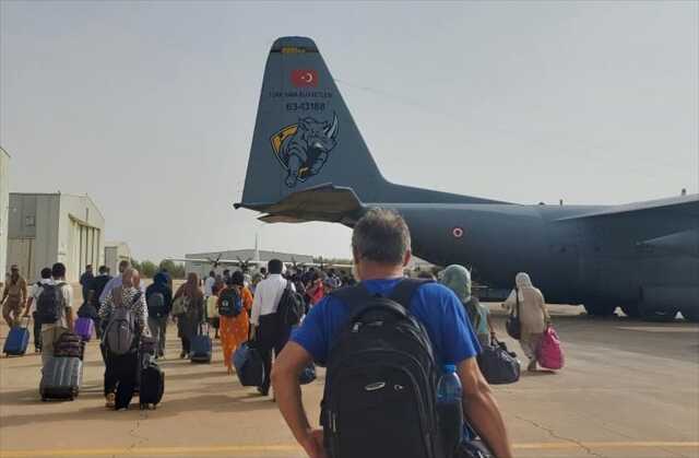Son Dakika! Sudan'a giden Türk tahliye uçağına ateş açıldı, saldırıya uğrayan uçak emniyetle indi Son Dakika! Sudan'a giden Türk tahliye uçağına ateş açıldı, saldırıya uğrayan uçak emniyetle indi